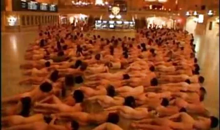 若いカップルは、通りに裸を歩くために巨乳と成熟したブルネットの女性を説得する イケメン エロ 動画
