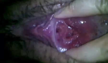 女の子Fucks滑りゴム性玩具のフロントのカメラ 女性 向 アダルト 動画