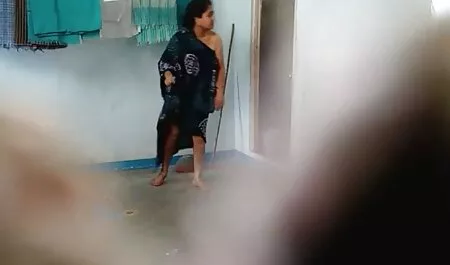私に自慰行為パンティーなしで短いドレスで魅惑的な女の子 女の子 が 見る av