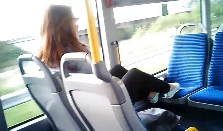 黒人男性と壁を通して唾を吐く眼鏡を持つ女の子 キス 動画 鈴木 一徹