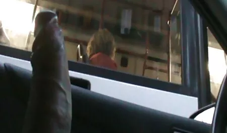 街の路上でエロヌードモデルを実行する 女性 向け av ラブラブ