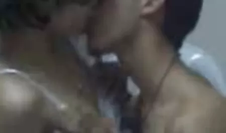 男はブルネットのためにanilingusを行い、吹き出します 女性 向け セックス 無料 動画
