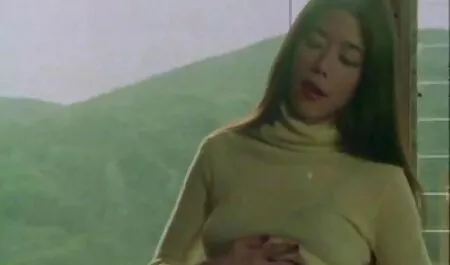 若い男は彼らのポイントに一度に二人のガールフレンドに愛を作るチャンスを持っています 男性 向け av 動画