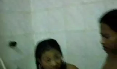 男は彼女の顔に広い肩を持つ女性を殺します 女性 が 見る av 動画