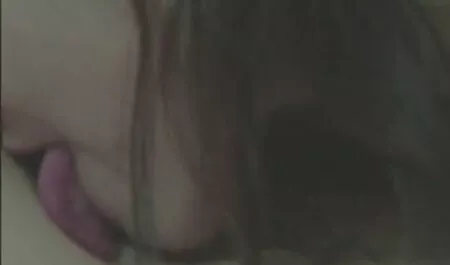 美脚剃毛とオナニー、水の流れでクリトリスに水を注ぐ 女性 向け 動画 エッチ
