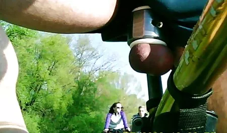 男はビーチで彼のガールフレンドにkukanを入れて アダルト ビデオ 女性 向け