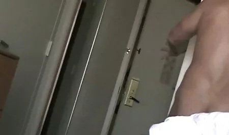 細身のブルネットのドレスは、カメラの前で開き、彼女の体を披露 女子 の 為 の アダルト ビデオ